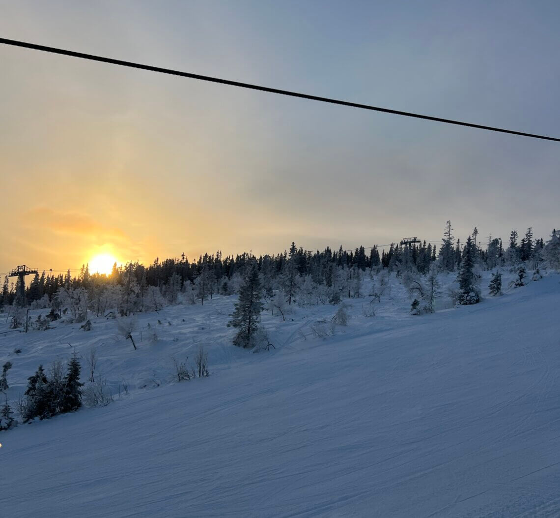Vanuit de stoeltjeslift zien we een prachtige zonsondergang.