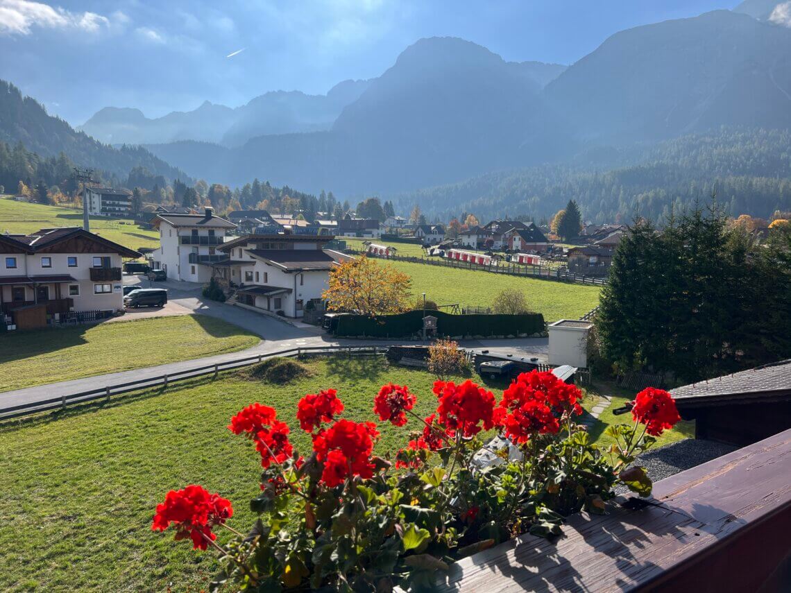 Uitzicht van ons balkon met in de verte het kinderland.