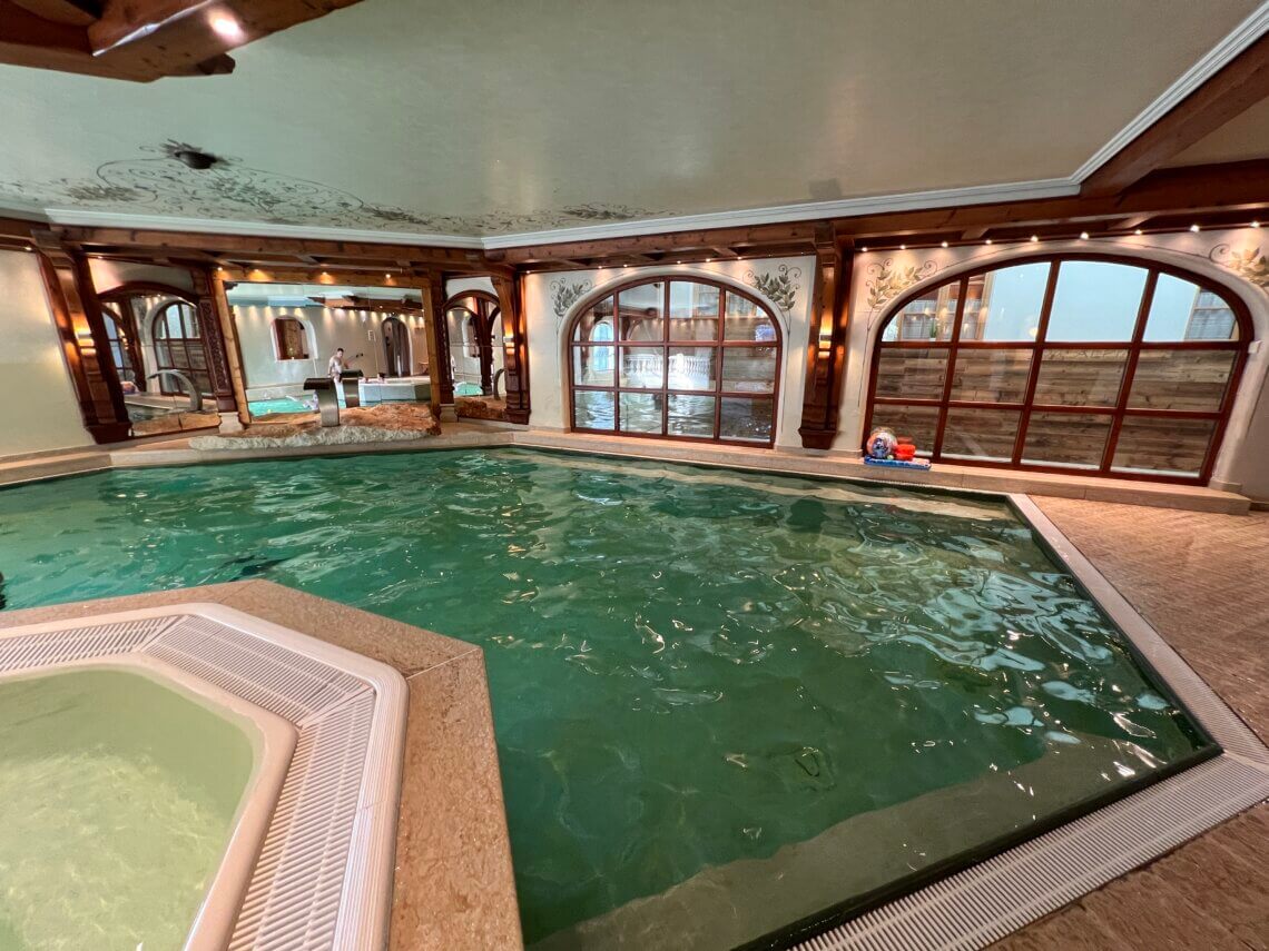 Tirolerhof Ehrwald heeft een fijn binnenzwembad en nog een buitenzwembad in de zomer.