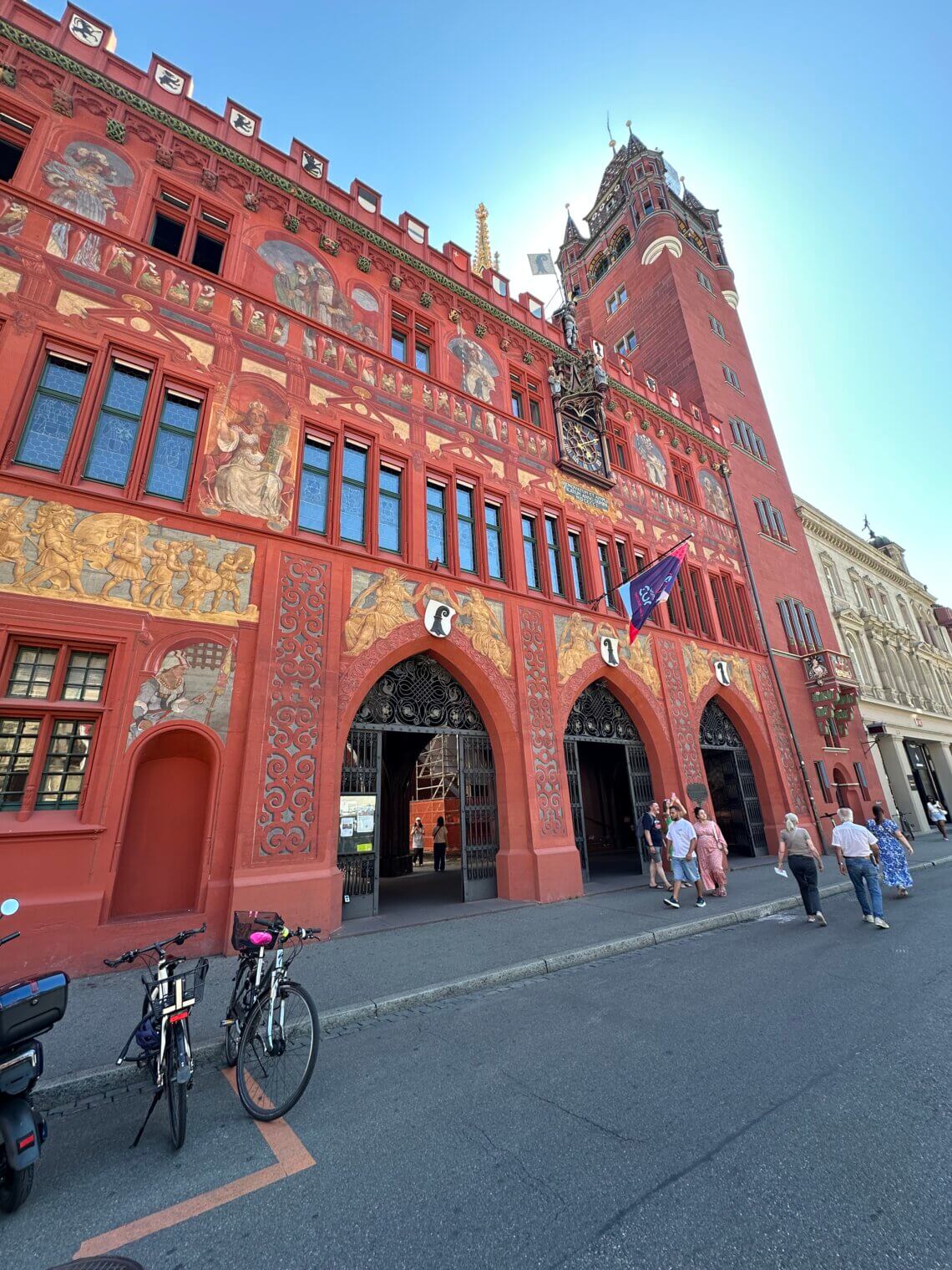 Het Rote haus! We begrijpen deze bijnaam.