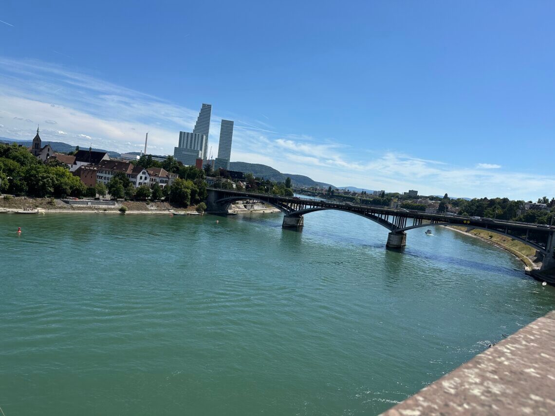 Een prachtig en wijds uitzicht vanaf de waterkant bij de Kathedraal