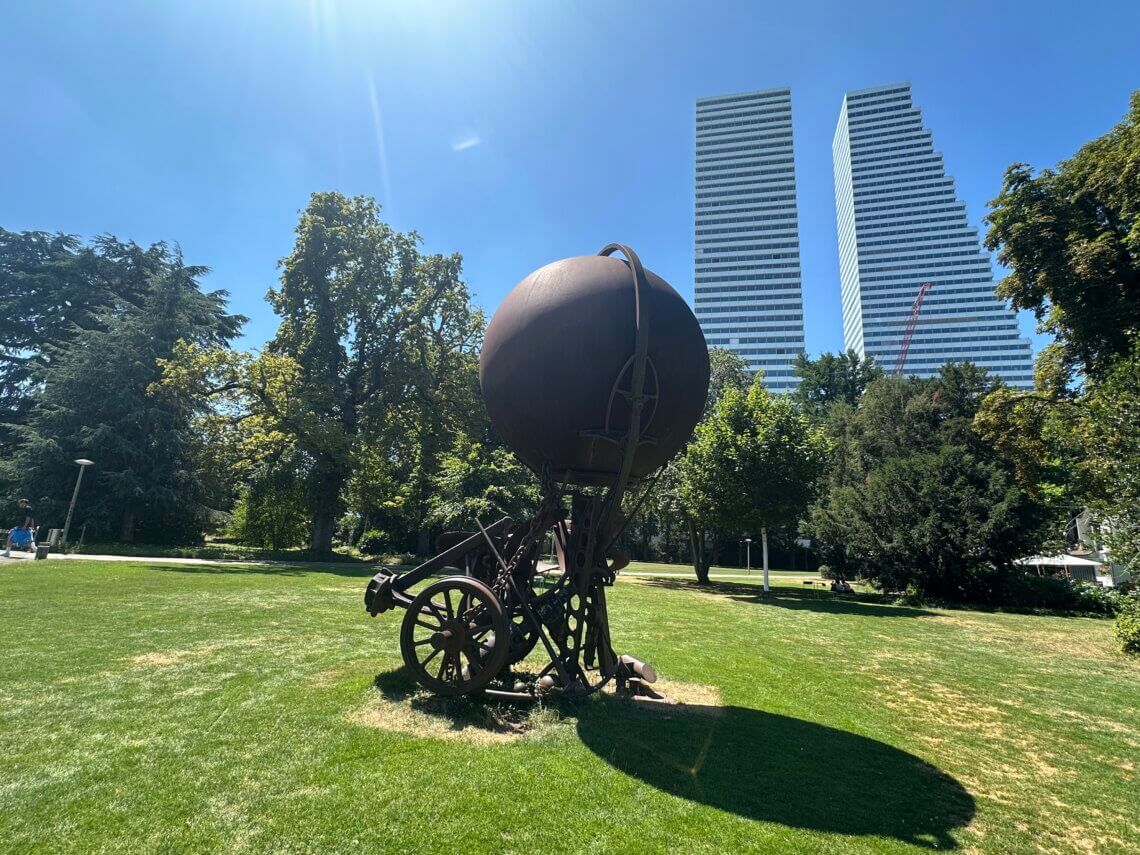 Eeen mooie combinatie van de strakke torens met een kunstwerk in het park