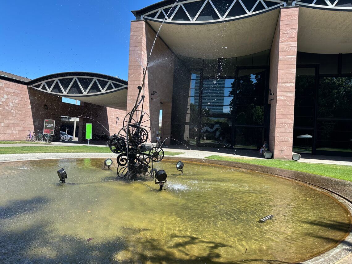 De tinguley fontein bij het museum. Alles draait beweegt, erg bijzonder