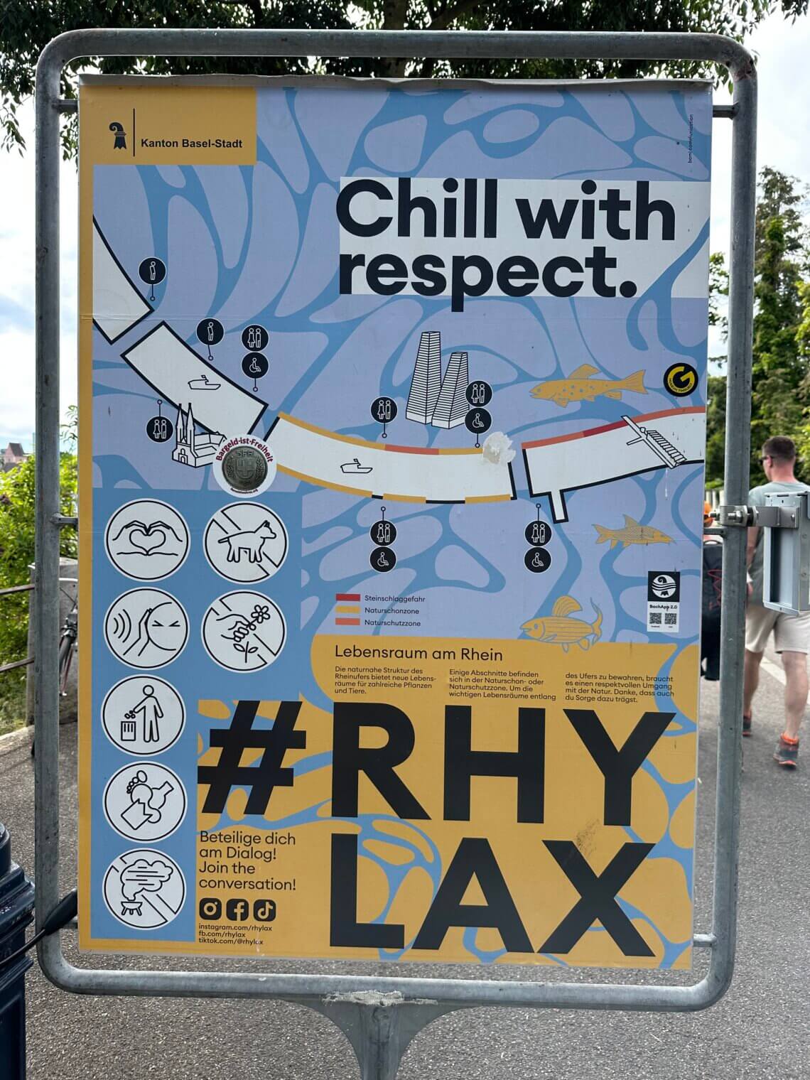 Overal langs de Rijn komen we deze borden tegen! Er wordt volop gezwommen en dat lijkt hier ook de gewoonste zaak van de wereld