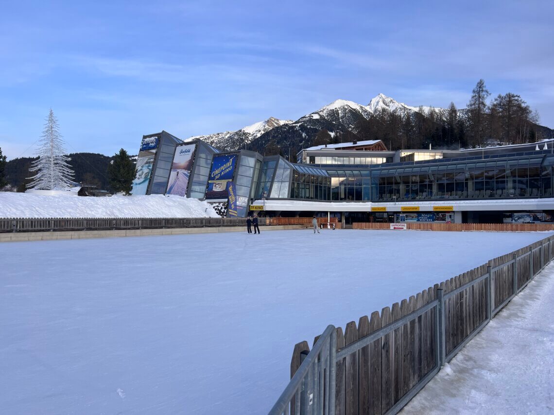 In Seefeld is ook een mooie schaatsbaan in het dorp.