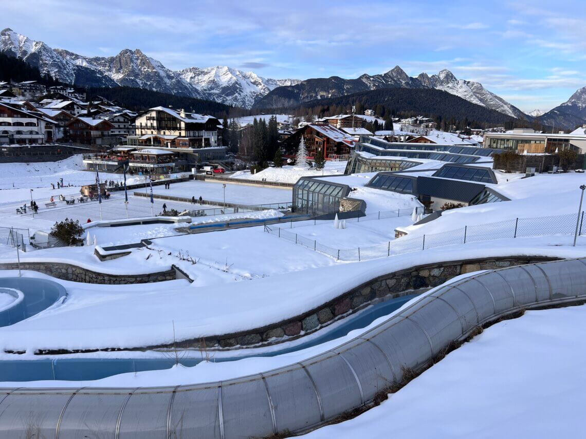 De glijbaan en wildwaterbaan van het Olympiabad in Seefeld.