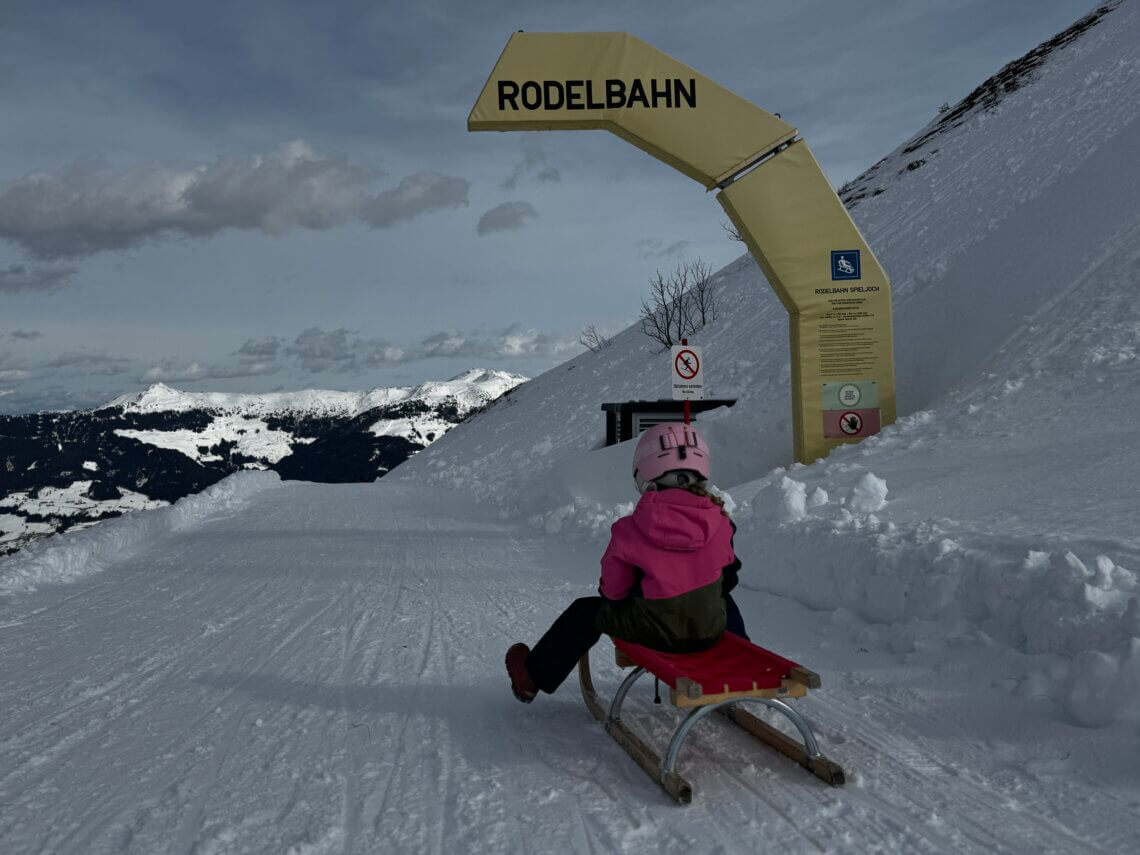 Startpunt van de rodelbaan van 5.5 km bij het bergstation van Spieljoch.