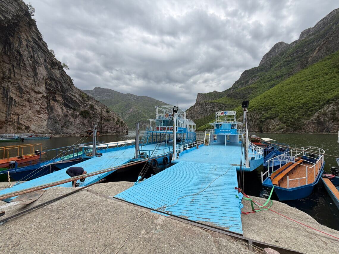 De veerpont die je naar Fierza brengt.