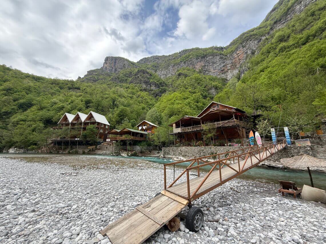 Je kunt over overnachten bij Shala river.
