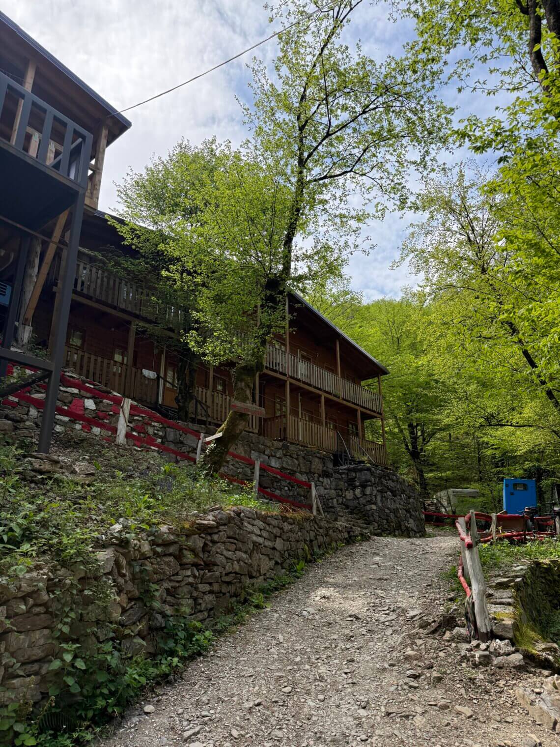 Het startpunt van de korte wandeling naar Balcony view, je loopt rechtdoor / rechts langs dit guesthouse.