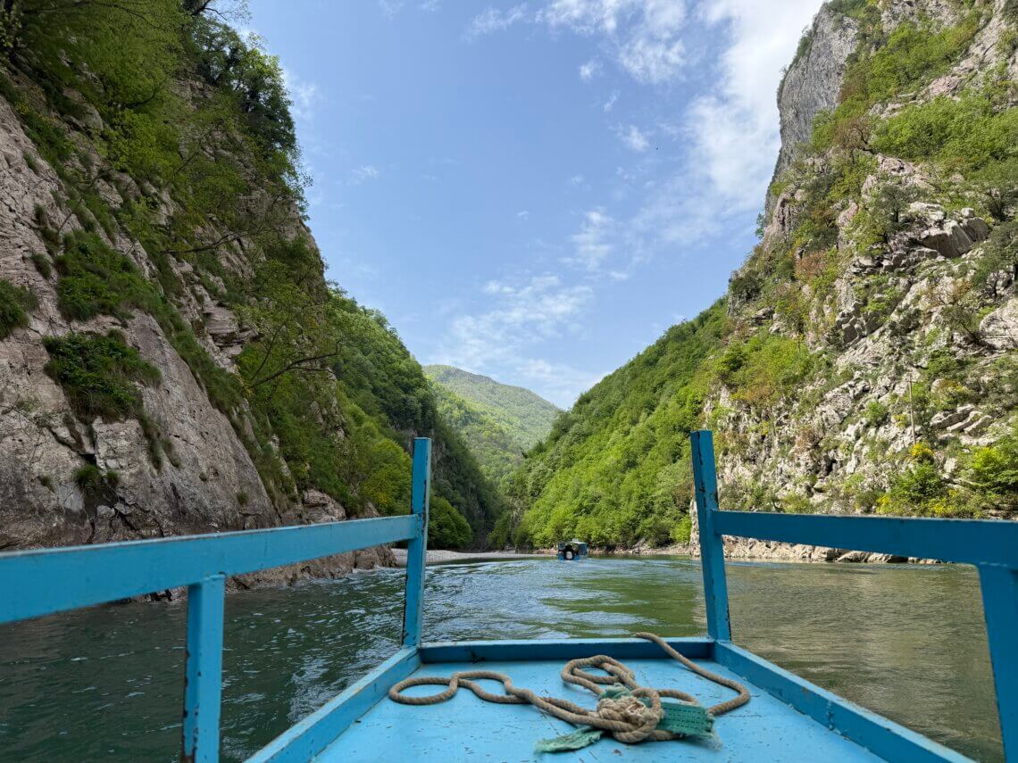 Shala river, door een kloof met steile rotsformaties. 