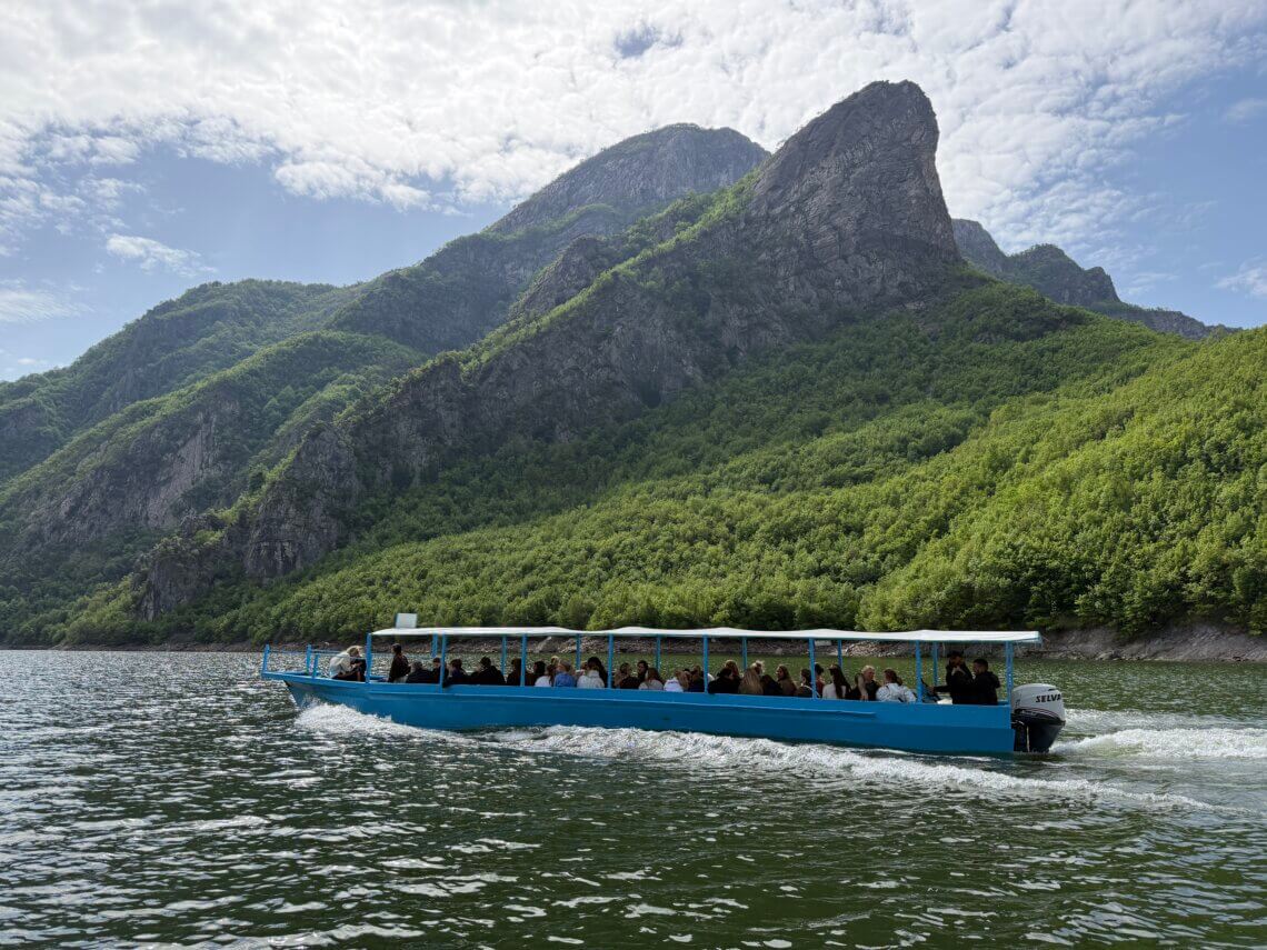 Met de longtailboot over het Komanmeer in Albanië.