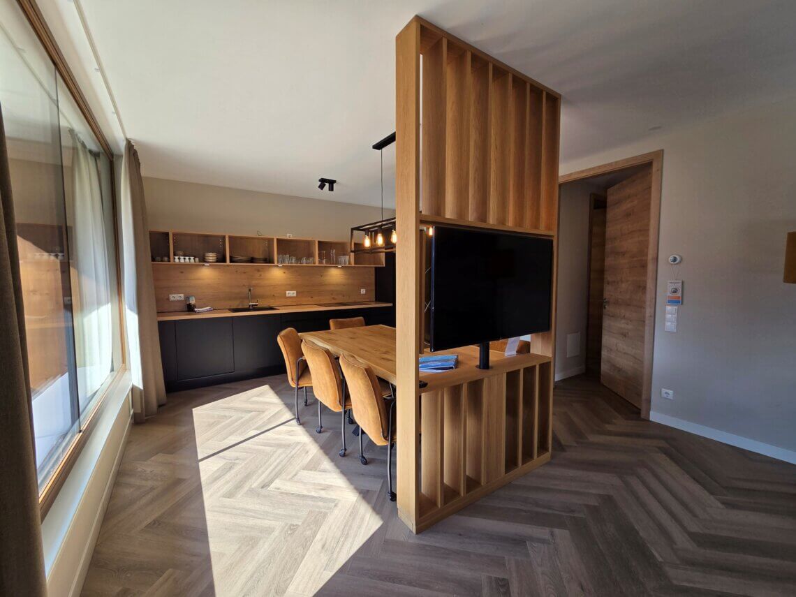 De keuken met een draaibaar tv scherm als afscheiding tussen leef- en eetgedeelte