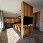 De keuken met een draaibaar tv scherm als afscheiding tussen leef- en eetgedeelte