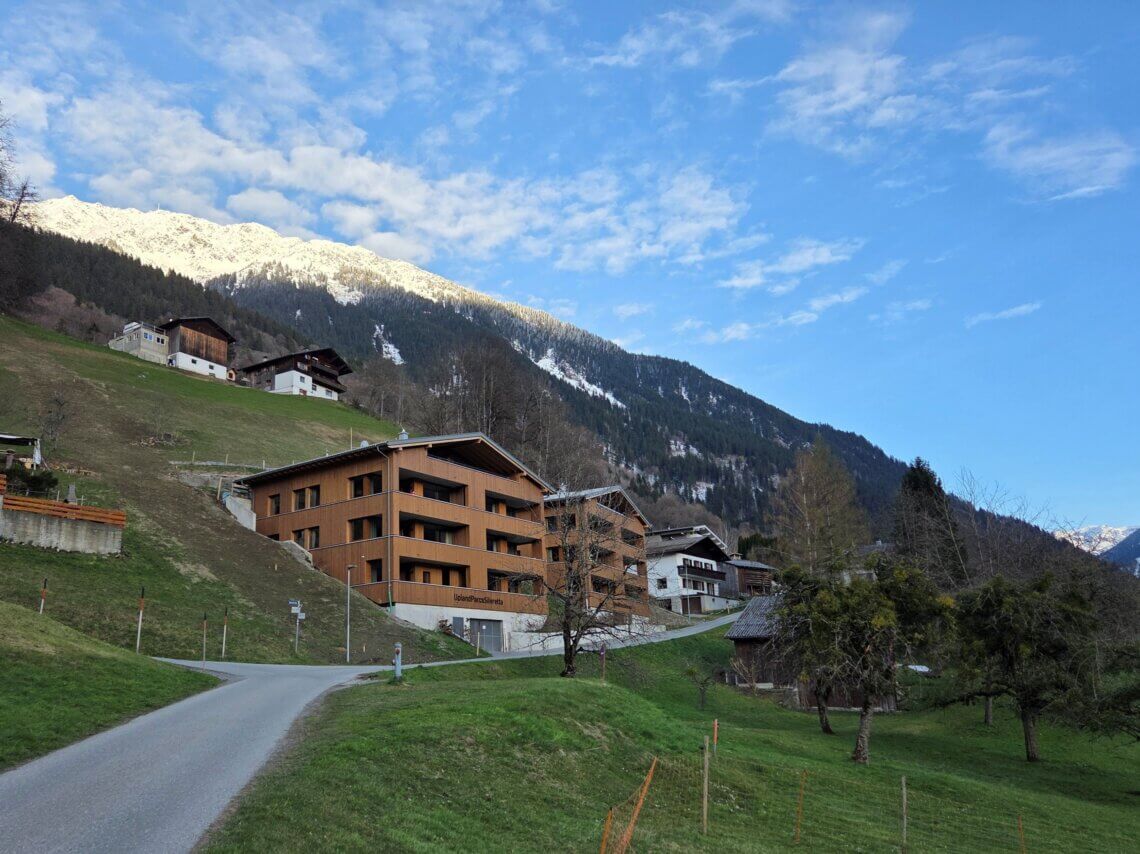 De twee appartementencomplexen van UplandParcs Silvretta Montafon