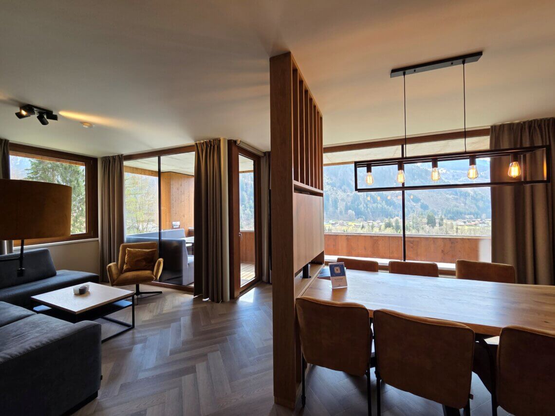 Een ruime lichte woonkamer met grote raampartij