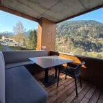 Een eettafel met comfortabele hoekbank op het balkon