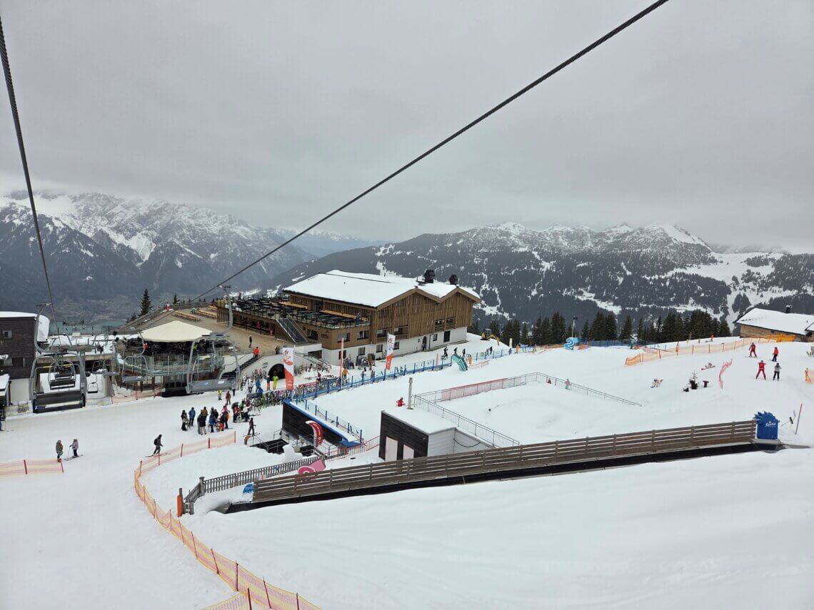 Kinderland Schruns met daarbij de liften en het restaurant