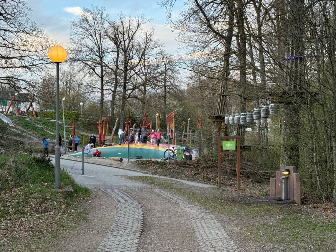 Vanaf de camping ben je zo bij de grote speeltuin.