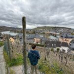 Via een mooi pad wandelen we naar Burg Landschut