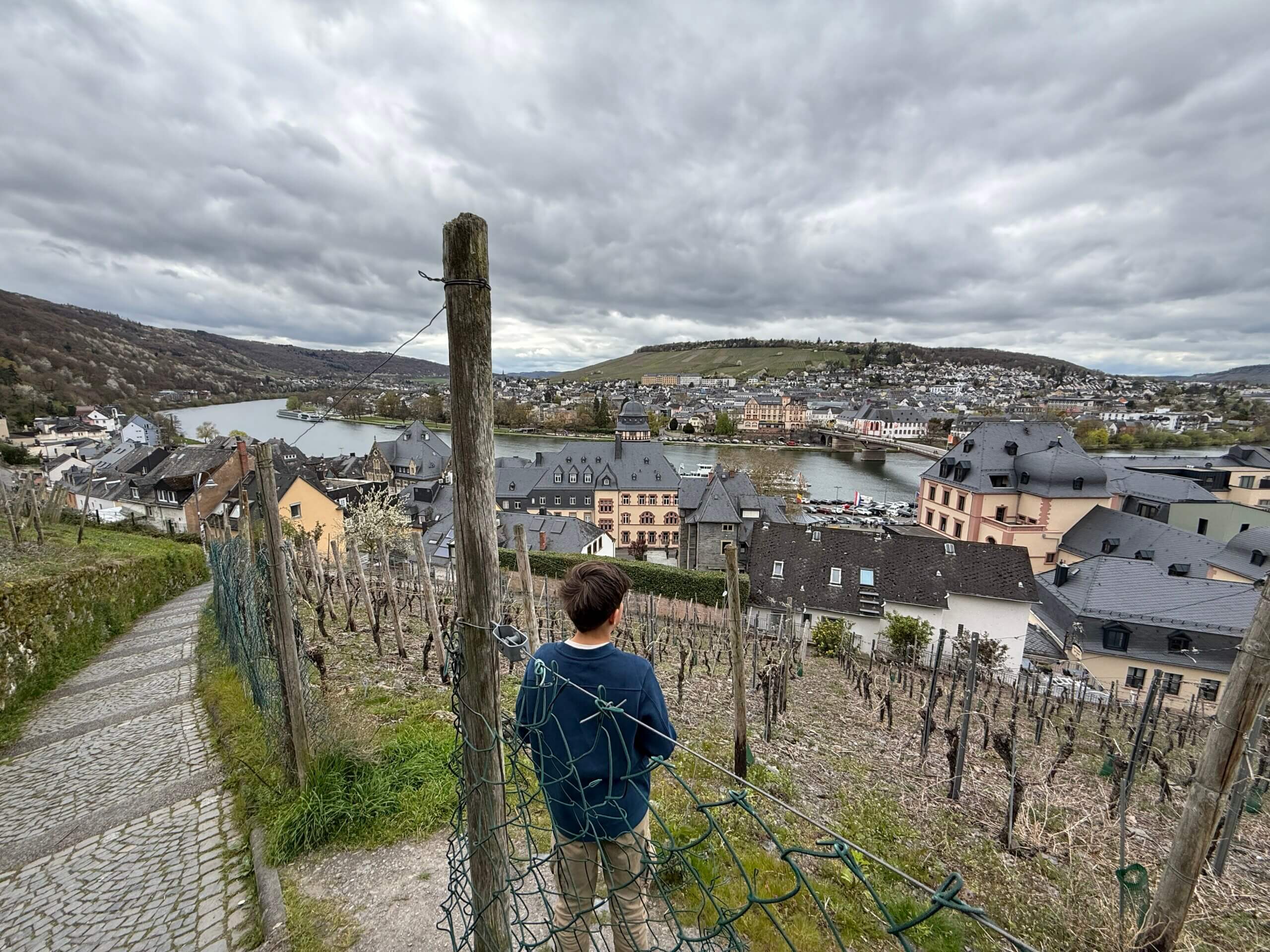 Via een mooi pad wandelen we naar Burg Landschut