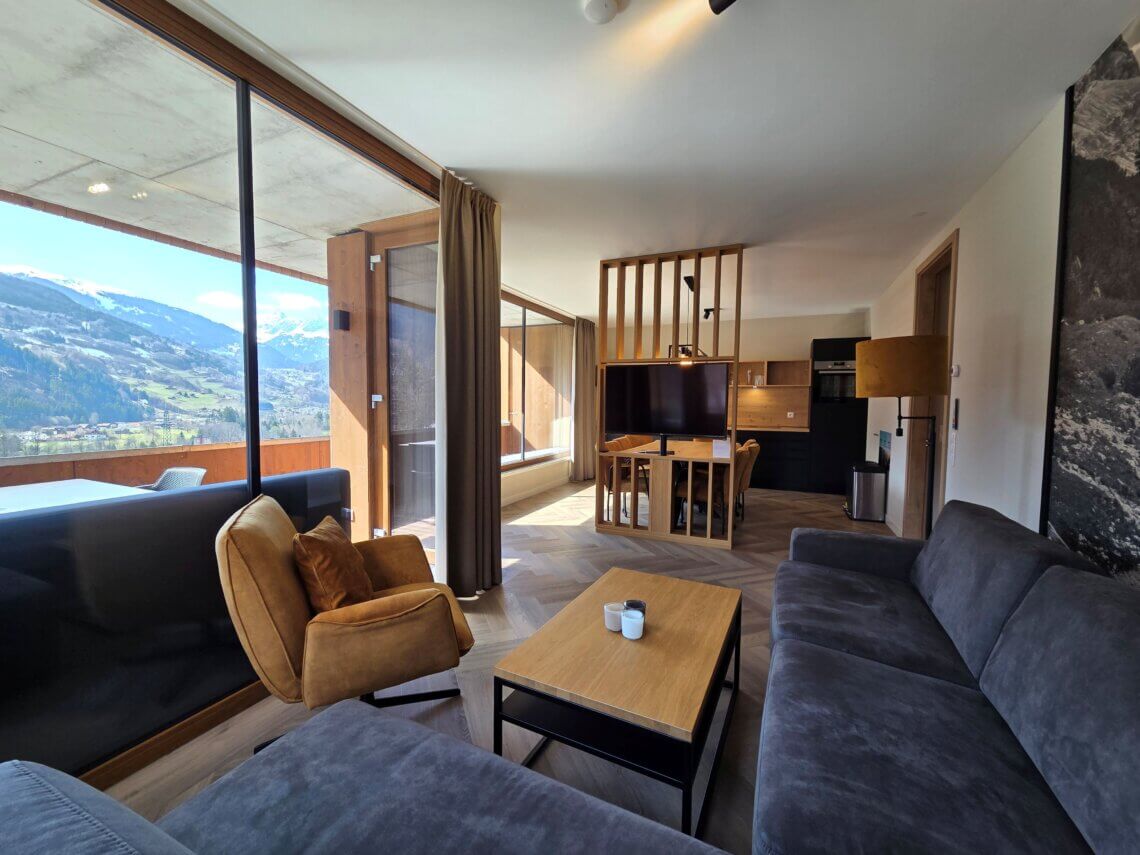 Een ruime lichte leefruimte met grote raampartij