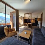 Een ruime lichte leefruimte met grote raampartij