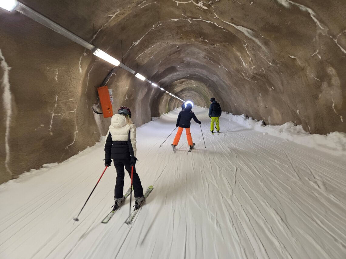 Skiën door de lange skitunnel