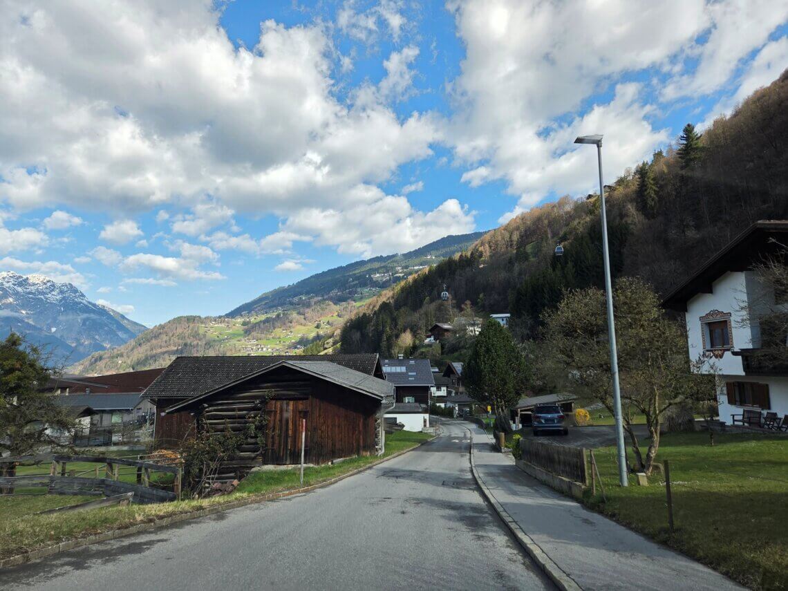 Al wandelend naar het dorp lopen we onder de gondels door