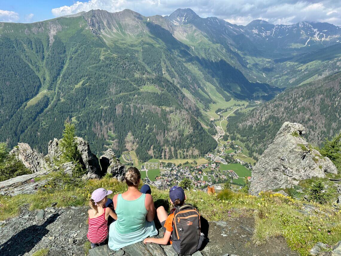 Berghaus Wanderlust uitzicht bergtop met kinderen.