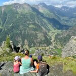 Berghaus Wanderlust uitzicht bergtop met kinderen.