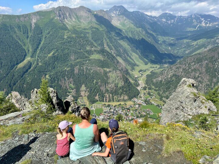 Berghaus Wanderlust uitzicht bergtop met kinderen.