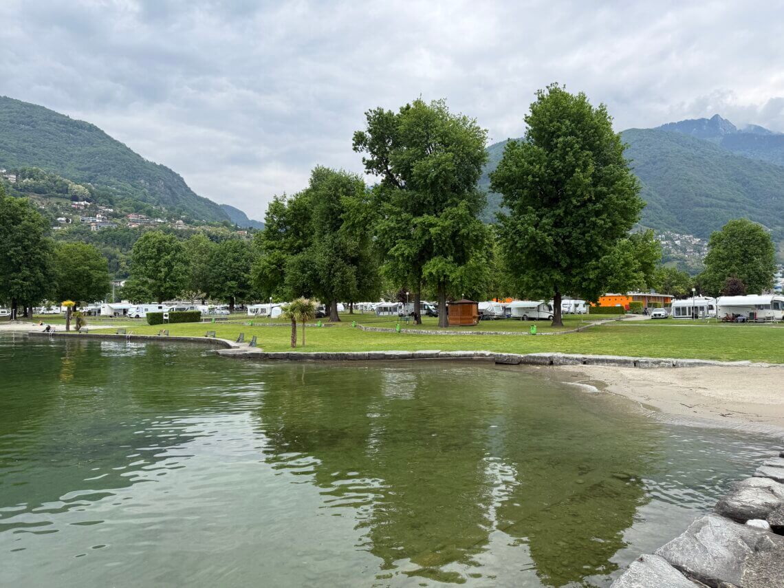 Camping Tamaro Resort ligt meteen aan het Lago Maggiore.