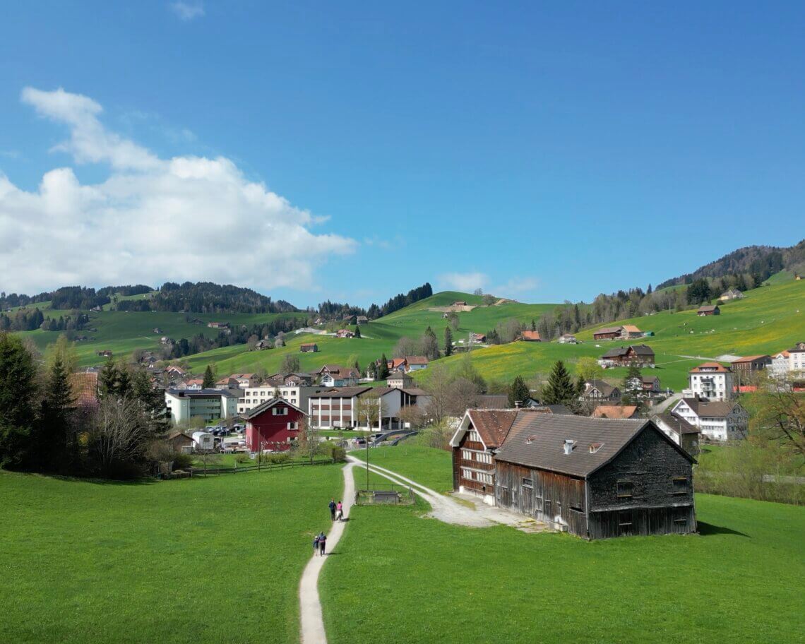 De omgeving bij Reka holiday village Urnäsch is al lekker groen.