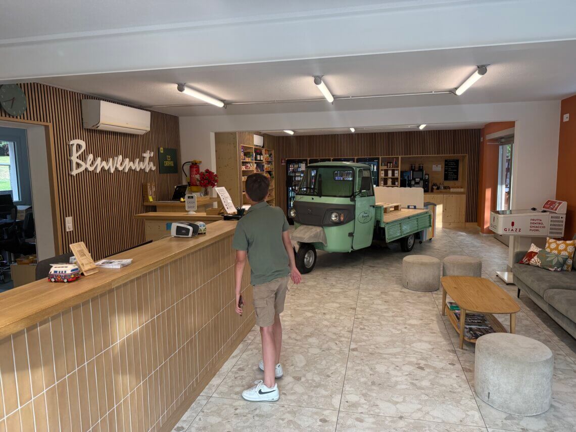 De receptie met een kleine campingwinkel erbij.