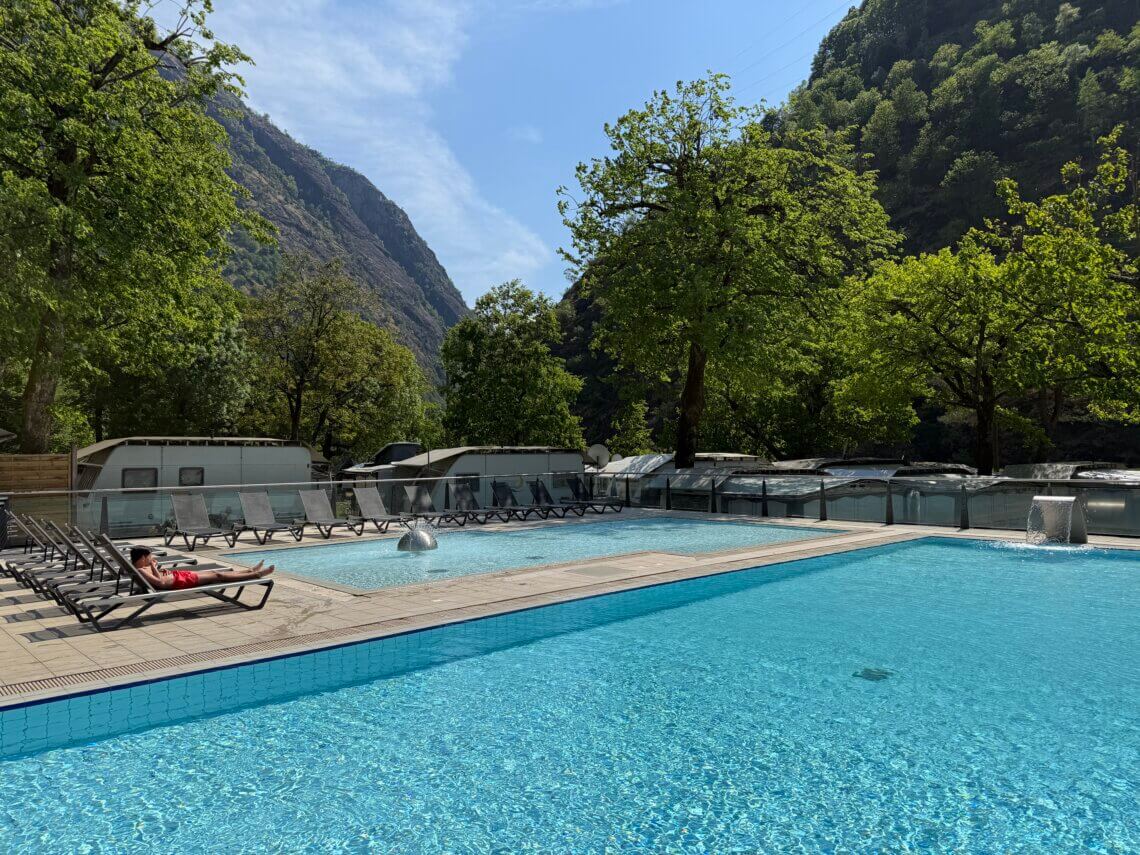 Het zwembad bij TCS camping Gordevio, met apart kinderbadje.