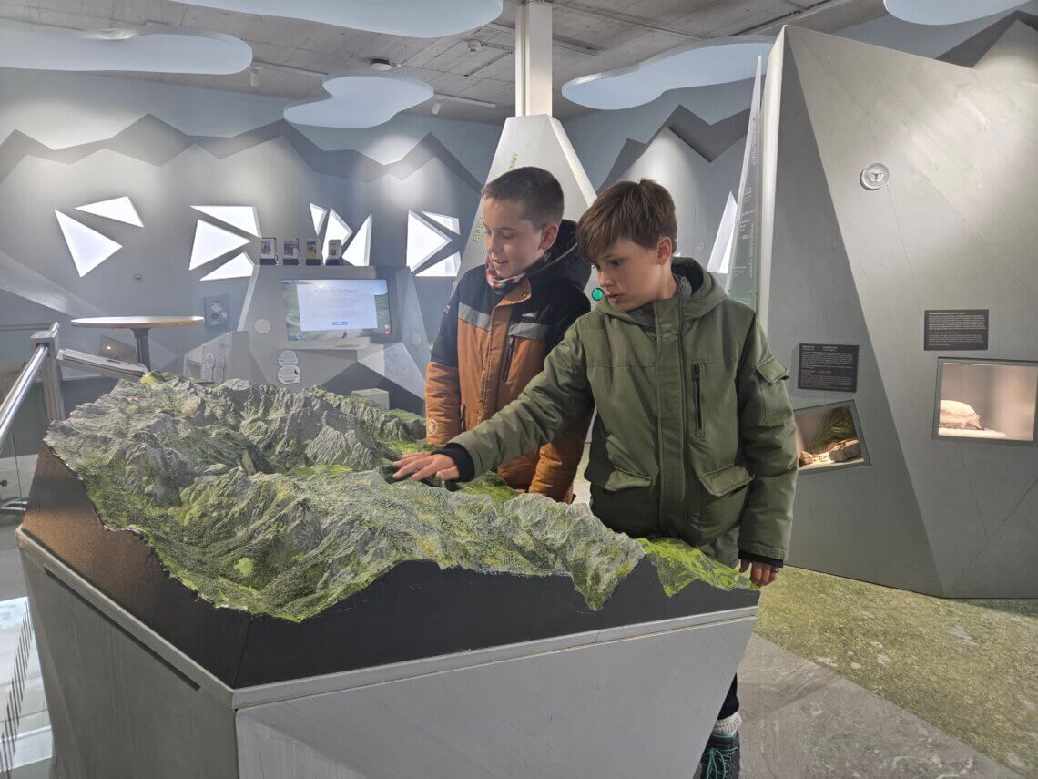 Jennerbahn restaurant heeft een leuke educatieve speelplek voor kinderen.