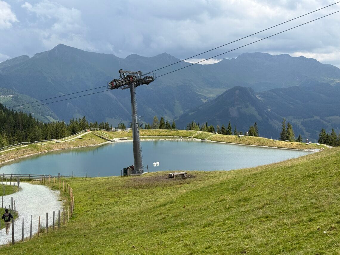 Het kunstmatige bergmeertje bij het bergstation van de Hochalmbahn in Rauris.