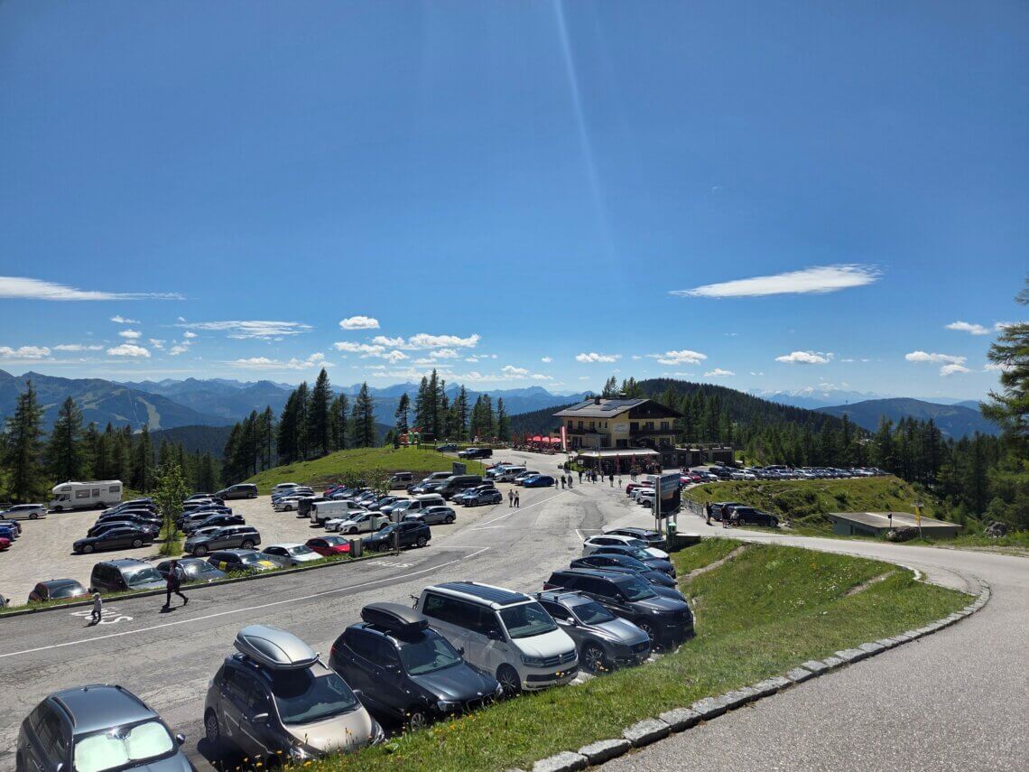 Gasthof Hunerkogl met daarbij de grote parkeerplaats van de Dachstein Gletscherbahn