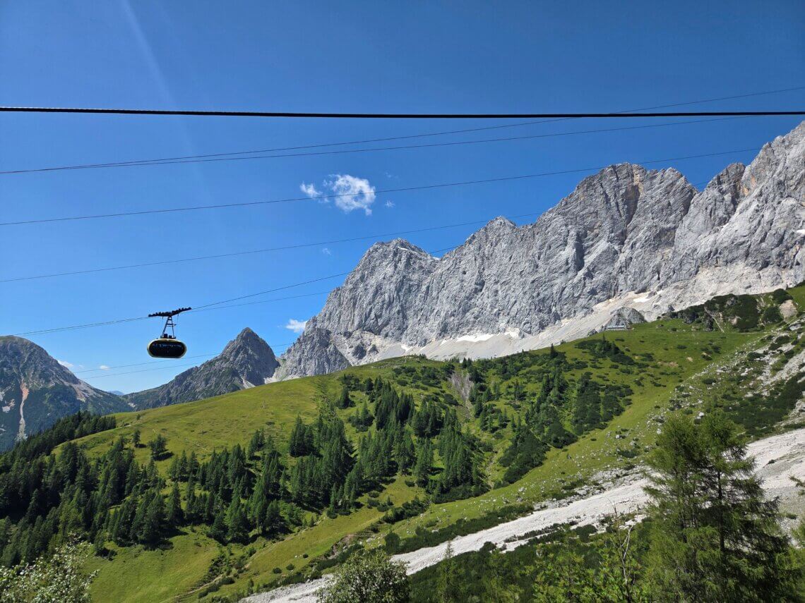 We vervolgen onze route parallel aan de Dachstein Gletscherbahn