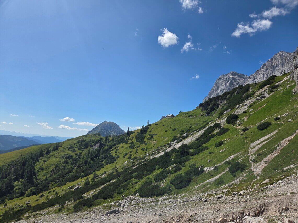 De Dachstein Südwandhütte komt steeds dichter bij