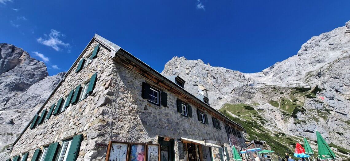 De Dachstein Südwandhütte tegen de imposante toppen van de Dachstein