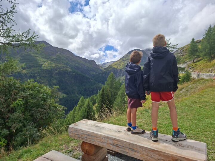 Karinthië met kinderen: de leukste zomeractiviteiten voor actieve gezinnen in het Mölltal, van familyraften op de Möll tot goudzoeken en kloofwandelen.