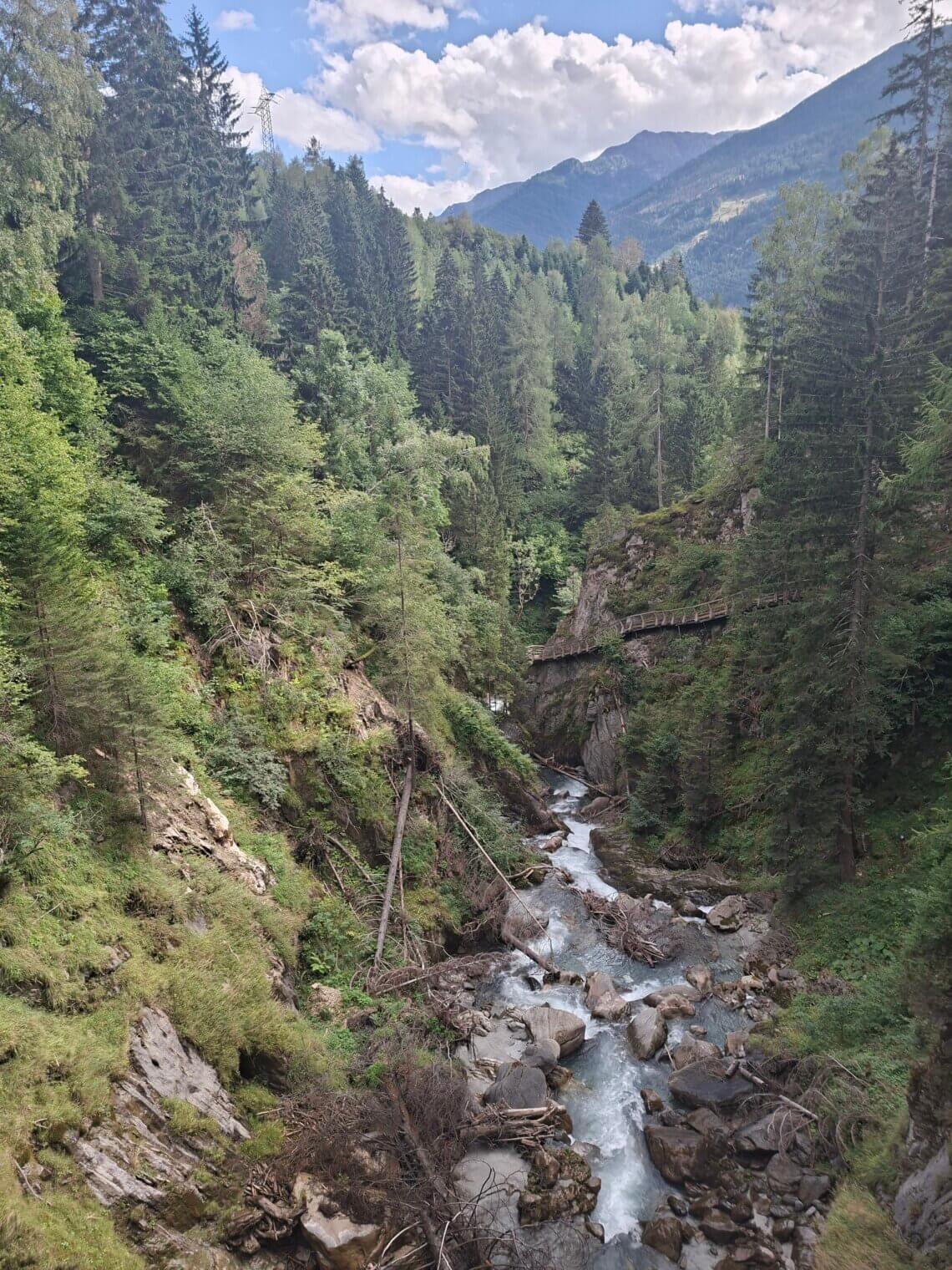 Groppensteinschlucht is een wandeling van 2.5km door een kloof
