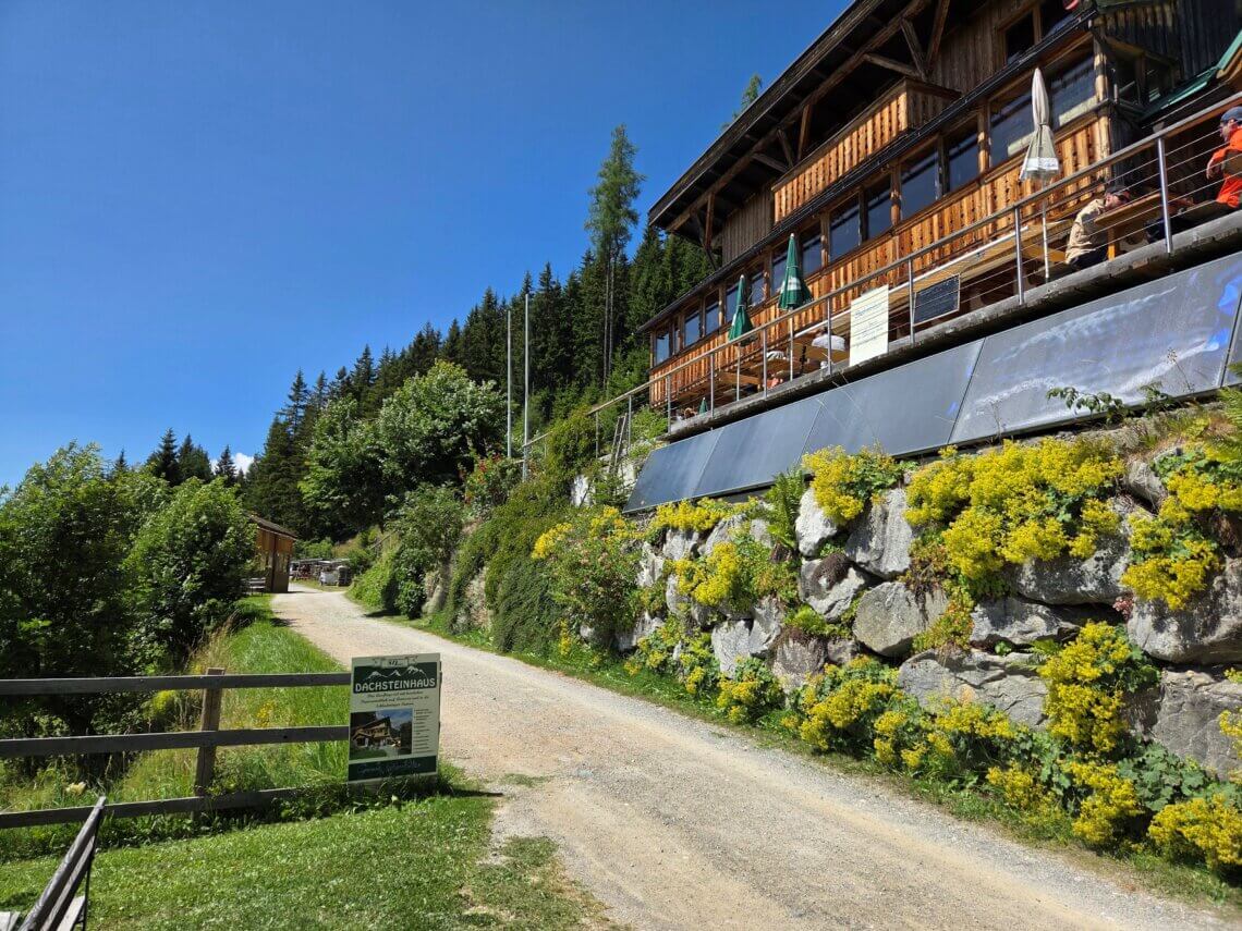 De eerste hut waar we voorbij wandelen; Dachsteinhaus