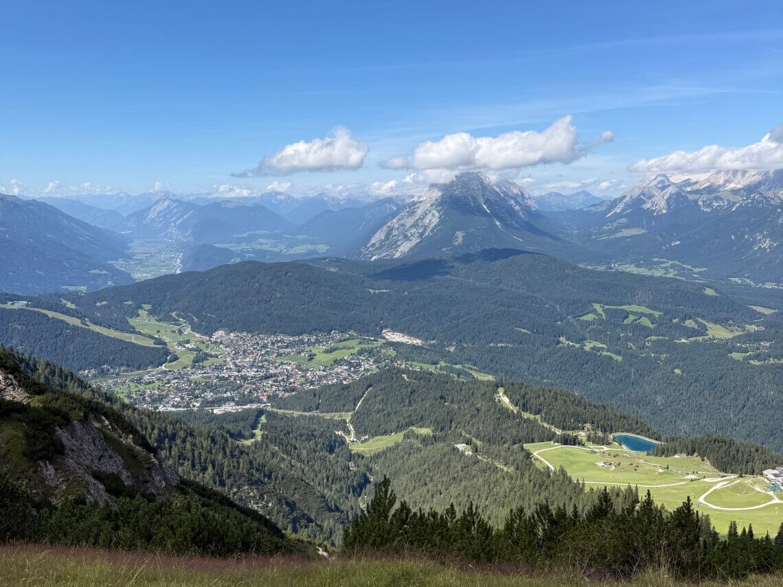 Hier zie je duidelijk dat Seefeld in Tirol op een hoogplateau ligt. 