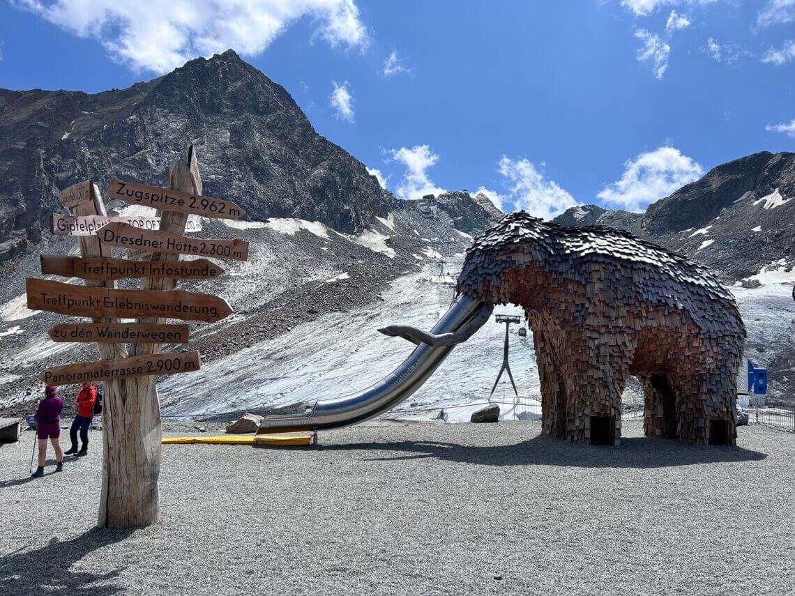 De mammoetglijbaan bij bergstation Eisgrat