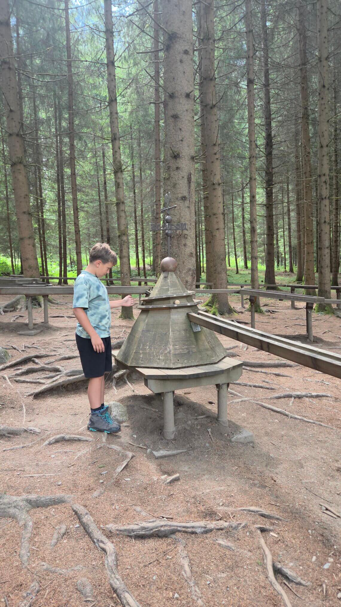 Bij de start van de wandeling vind je de leukste knikkerbaan!