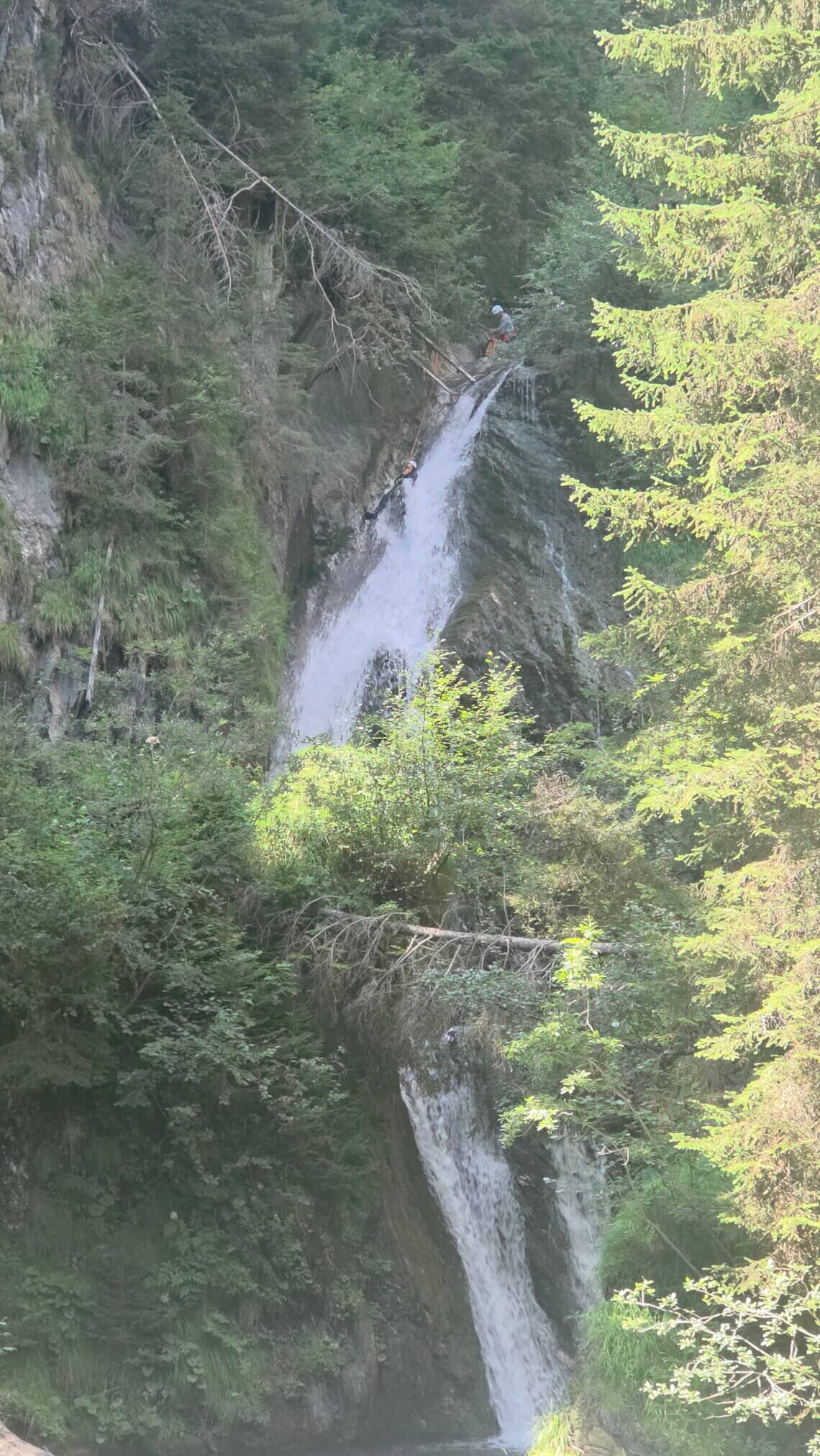 Met canyoning ga je door de waterval naar beneden.