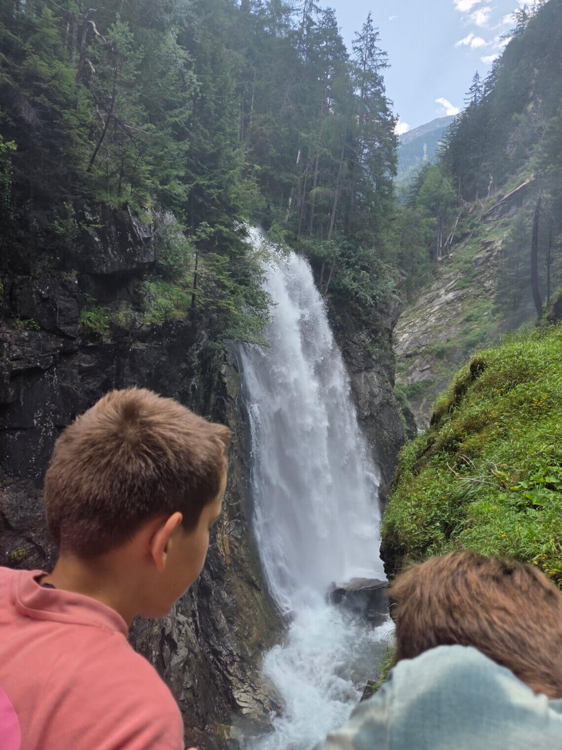 Genieten van de mooiste waterval in de omgeving van Bruneck!